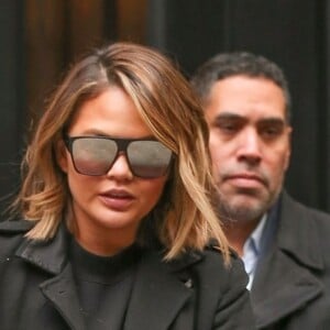 Chrissy Teigen se promène avec son fils Miles dans les bras à New York, le 14 novembre 2018.