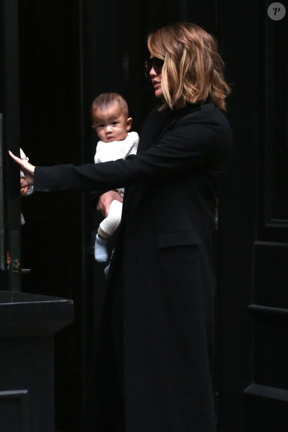 Chrissy Teigen se promène avec son fils Miles dans les bras à New York, le 14 novembre 2018.