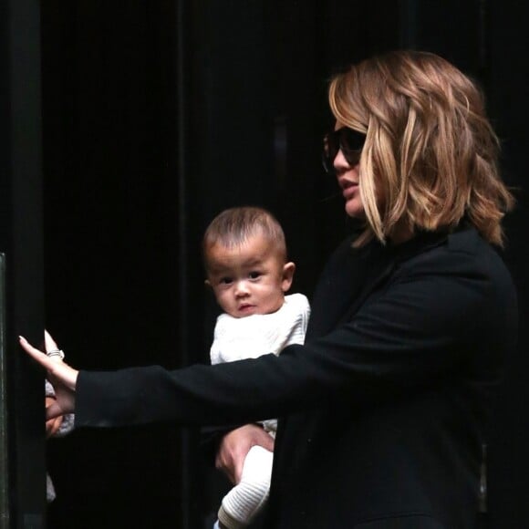 Chrissy Teigen se promène avec son fils Miles dans les bras à New York, le 14 novembre 2018.