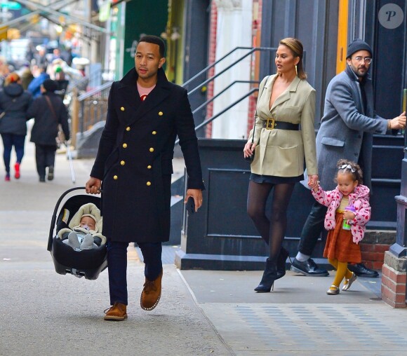 John Legend, sa femme Chrissy Teigen, sa fille Luna et son fils Miles sortent se balader dans les rues de New York. Le 12 novembre 2018.