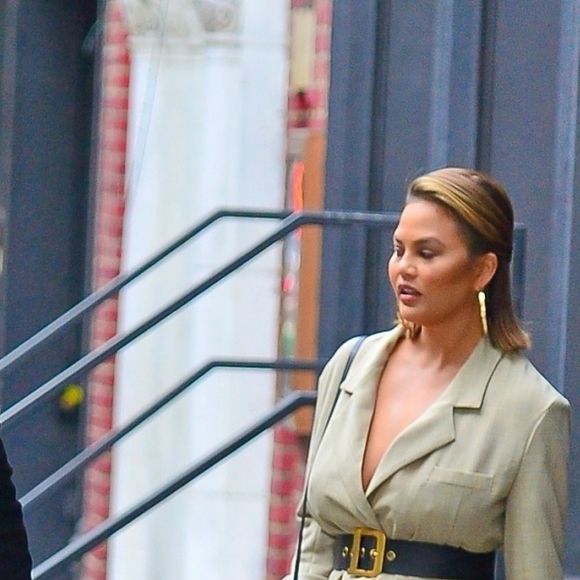 John Legend, sa femme Chrissy Teigen, sa fille Luna et son fils Miles sortent se balader dans les rues de New York. Le 12 novembre 2018.