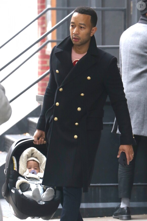 John Legend, sa femme Chrissy Teigen, sa fille Luna et son fils Miles sortent se balader dans les rues de New York. Le 12 novembre 2018.