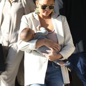 Chrissy Teigen et son mari John Legend sont allés faire du shopping avec leurs enfants Luna et Miles à Barneys New York à Beverly Hills, le 25 septembre 2018.