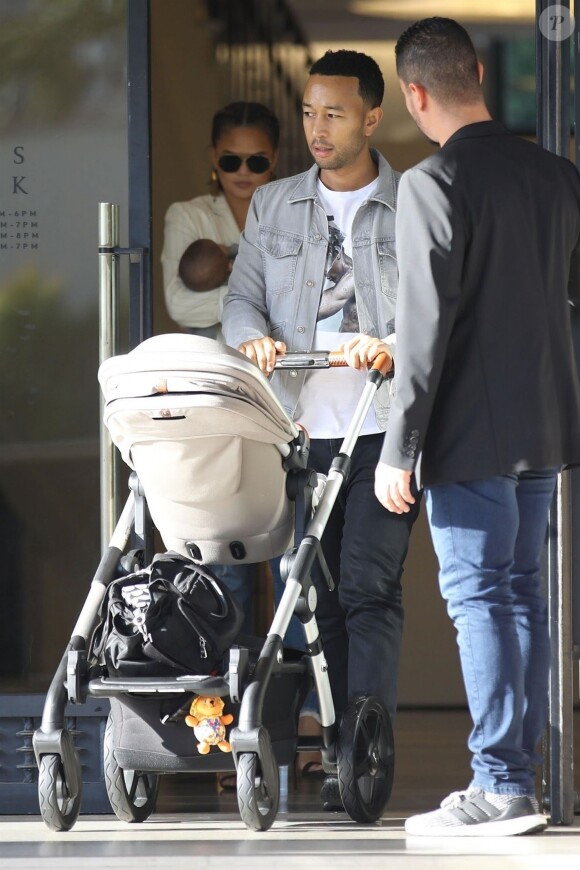 Chrissy Teigen et son mari John Legend sont allés faire du shopping avec leurs enfants Luna et Miles à Barneys New York à Beverly Hills, le 25 septembre 2018.
