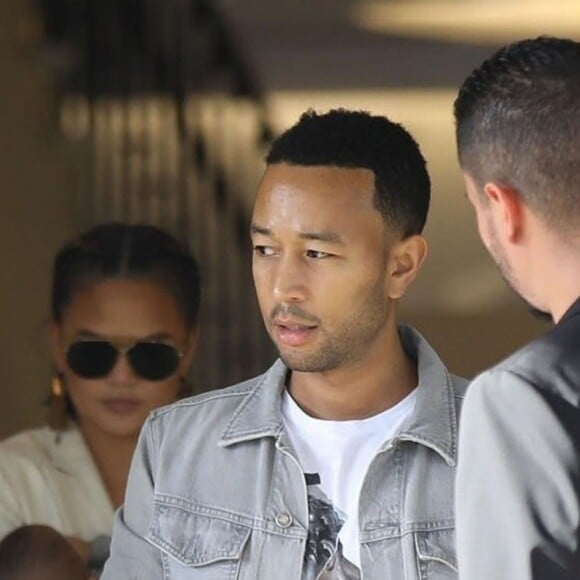 Chrissy Teigen et son mari John Legend sont allés faire du shopping avec leurs enfants Luna et Miles à Barneys New York à Beverly Hills, le 25 septembre 2018.