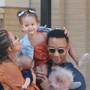 Exclusif - John Legend et sa femme Chrissy Teigen sont allés faire du shopping avec leurs enfants Luna et Miles chez Barneys New York à Beverly Hills, le 19 aout 2018.