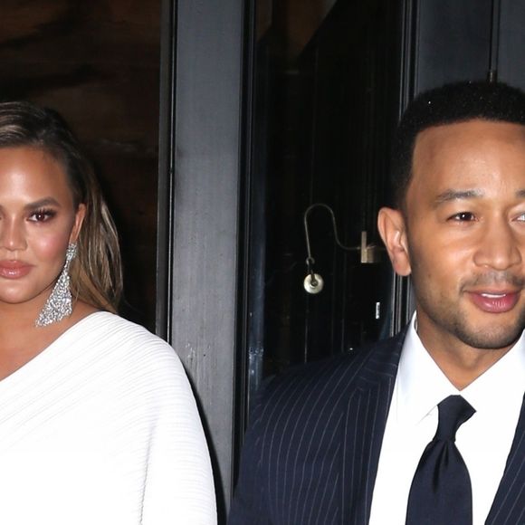 John Legend et sa femme Chrissy Teigen sortent main dans la main de leur hôtel pour se rendre à la soirée Glamour Awards à New York, le 12 novembre 2018.