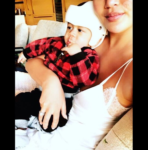 Chrissy Teigen publie une photo de son fils Miles portant un casque pour réduire la déformation de son crâne sur Instagram le 3 décembre 2018.