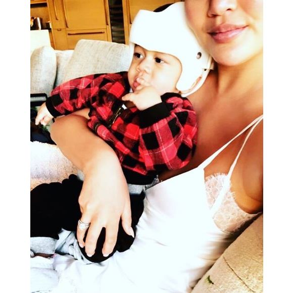 Chrissy Teigen publie une photo de son fils Miles portant un casque pour réduire la déformation de son crâne sur Instagram le 3 décembre 2018.