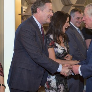 Piers Morgan salué par le prince Charles lors des 90 ans de la Royal Television Society dans les locaux du London Television Center à Londres, le 31 janvier 2018.