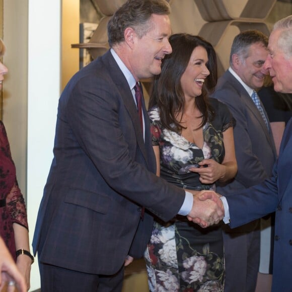 Piers Morgan salué par le prince Charles lors des 90 ans de la Royal Television Society dans les locaux du London Television Center à Londres, le 31 janvier 2018.