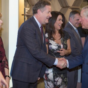 Piers Morgan salué par le prince Charles lors des 90 ans de la Royal Television Society dans les locaux du London Television Center à Londres, le 31 janvier 2018.