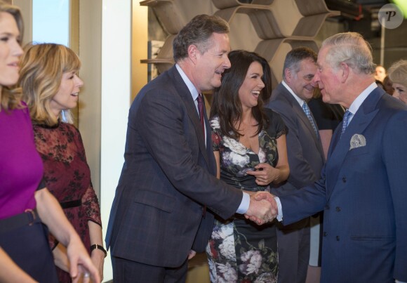 Piers Morgan salué par le prince Charles lors des 90 ans de la Royal Television Society dans les locaux du London Television Center à Londres, le 31 janvier 2018.