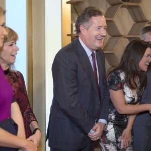 Piers Morgan salué par le prince Charles lors des 90 ans de la Royal Television Society dans les locaux du London Television Center à Londres, le 31 janvier 2018.