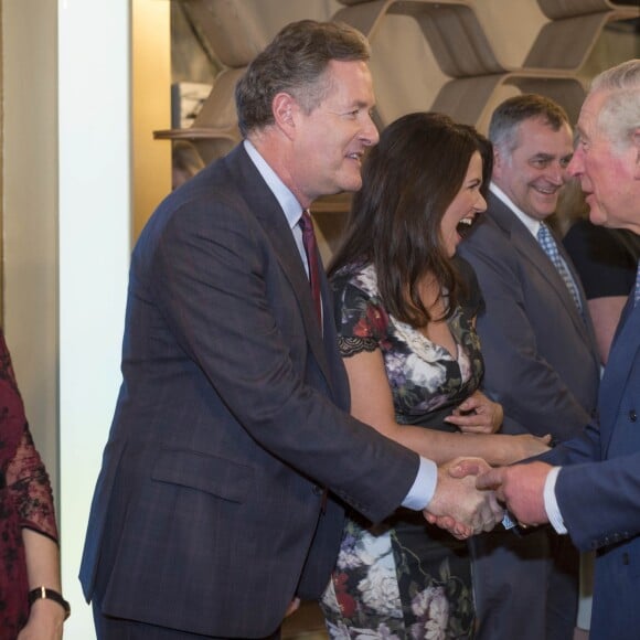 Piers Morgan salué par le prince Charles lors des 90 ans de la Royal Television Society dans les locaux du London Television Center à Londres, le 31 janvier 2018.