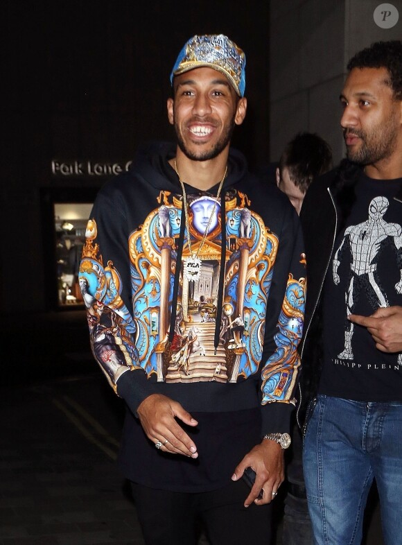 Exclusif - Pierre-Emerick Aubameyang, habillé tout en Versace, à la sortie du "Nobu" avec des amis. Londres, le 10 avril 2018.