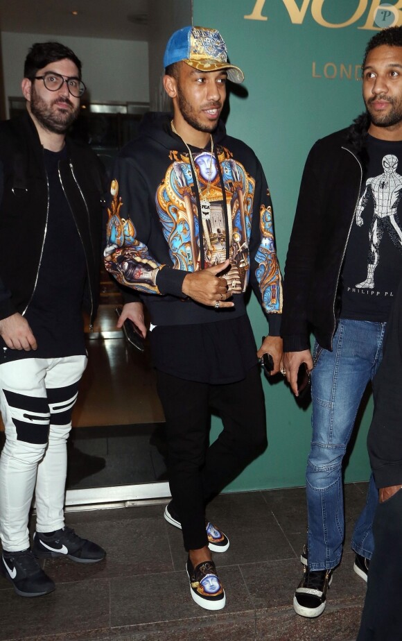 Exclusif - Pierre-Emerick Aubameyang, habillé tout en Versace, à la sortie du "Nobu" avec des amis. Londres, le 10 avril 2018.