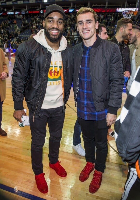 Alexandre Lacazette et Antoine Griezmann portent les mêmes baskets Louboutin - People assistent au match de basket de la NBA entre les Boston Celtics et les 76ers de Philadelphie à Londres le 11 janvier 2018.