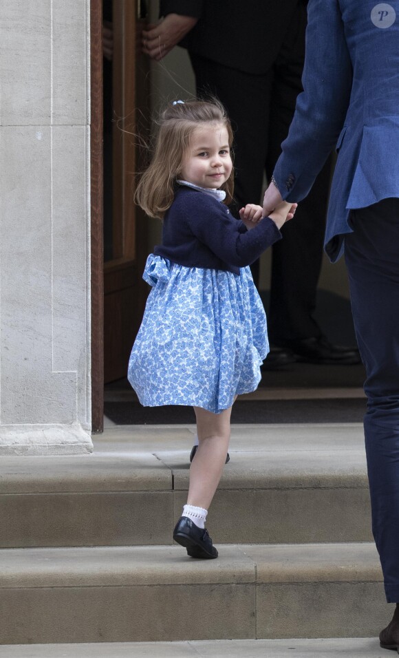 Le prince William, duc de Cambridge arrive avec ses enfants le prince George de Cambridge et la princesse Charlotte de Cambridge à l'hôpital St Marys après que sa femme Catherine (Kate) Middleton, duchesse de Cambridge ait donné naissance à leur troisième enfant à Londres le 23 avril 2018.