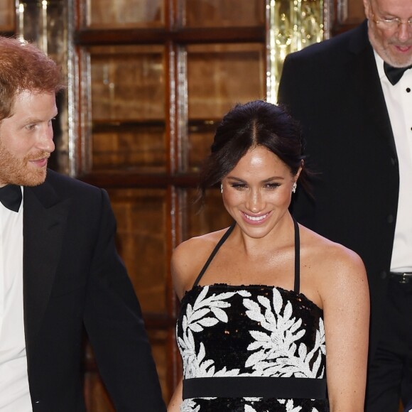 Le prince Harry, duc de Sussex, et Meghan Markle (enceinte), duchesse de Sussex quittent la soirée Royal Variety Performance à Londres le 19 novembre 2018.