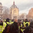 Uma Thurman au milieu des Gilets jaunes, à Paris, le 8 décembre 2018