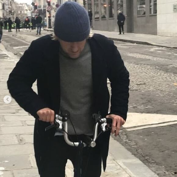 Owen Wilson vu à vélo dans les rues de Paris pendant la manifestation des Gilets jaunes, le 8 décembre 2018