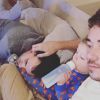 Alex Goude en pleine sieste avec son mari Romain et leur fils. Instagram, octobre 2016