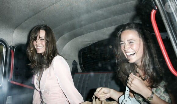 Kate Middleton et sa soeur Pippa à Londres en 2006.