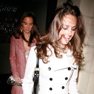 Kate Middleton et sa soeur Pippa en soirée à Londres, en 2008.