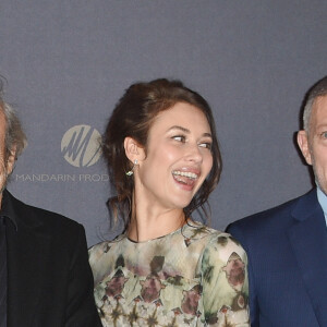 Patrick Chesnais, Olga Kurylenko et Vincent Cassel à l'avant-première du film policier "L'Empereur de Paris" au cinéma Gaumont-Opéra à Paris, France, le 10 décembre 2018. © Coadic Guirec/Bestimage