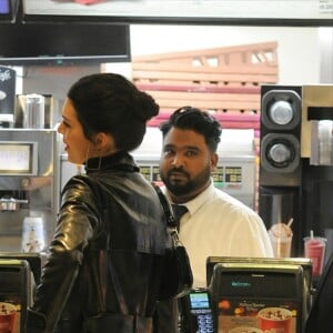 Kendall Jenner dans un restaurant McDonald's à Oxford Street. Londres, le 10 décembre 2018.