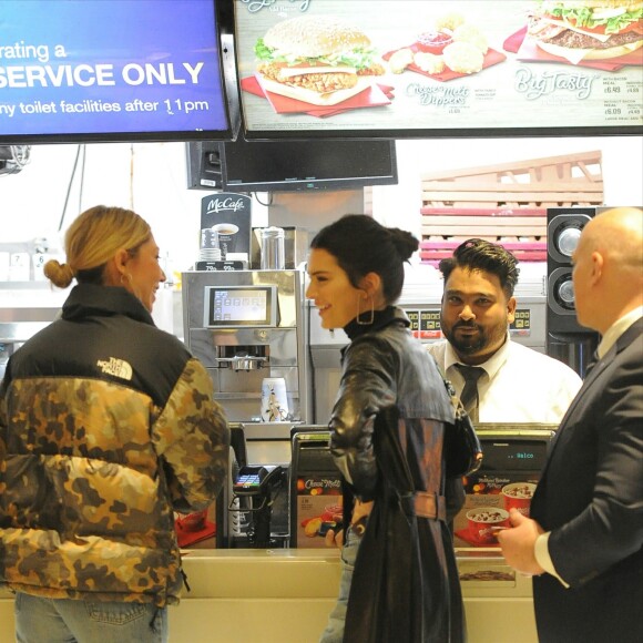 Kendall Jenner dans un restaurant McDonald's à Oxford Street. Londres, le 10 décembre 2018.