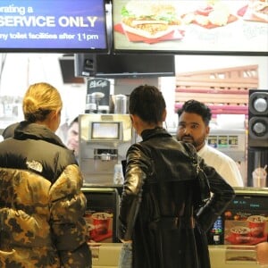 Kendall Jenner dans un restaurant McDonald's à Oxford Street. Londres, le 10 décembre 2018.