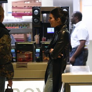 Kendall Jenner dans un restaurant McDonald's à Oxford Street. Londres, le 10 décembre 2018.