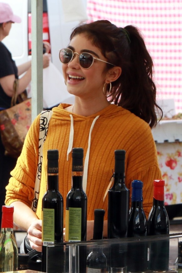 Sarah Hyland et son compagnon Wells Adams font leurs courses au Farmer's Market à Studio City, le 4 novembre 2018.