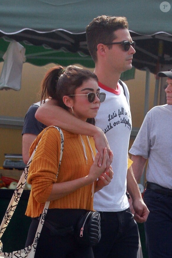 Sarah Hyland et son compagnon Wells Adams font leurs courses au Farmer's Market à Studio City, le 4 novembre 2018.