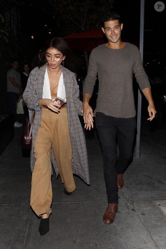Exclusif - Sarah Hyland arrive au restaurant Beauty & Essex avec son compagnon Wells Adams à Hollywood le 5 octobre 2018.