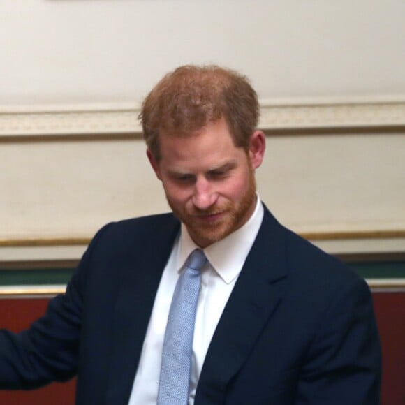 Le prince Charles, prince de Galles et le prince Harry lors d'une discussion sur les crimes violents commis par des jeunes lors d'un forum tenu à Clarence House à Londres le 12 décembre 2018.