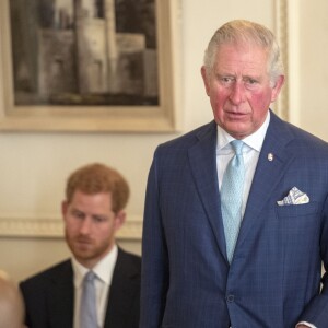 Le prince Charles et le prince Harry, duc de Sussex, lors d'un forum sur les crimes violents chez les jeunes à la Clarence House à Londres. Le 12 décembre 2018