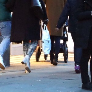 Exclusif - Pippa Middleton fait du shopping chez M&S à Londres le 12 décembre 2018.