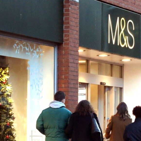 Exclusif - Pippa Middleton fait du shopping chez M&S à Londres le 12 décembre 2018.