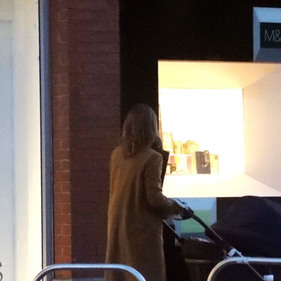 Exclusif - Pippa Middleton fait du shopping chez M&S à Londres le 12 décembre 2018.