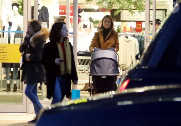 Exclusif - Pippa Middleton fait du shopping chez M&S à Londres le 12 décembre 2018.