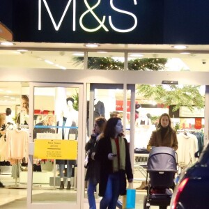 Exclusif - Pippa Middleton fait du shopping chez M&S à Londres le 12 décembre 2018.