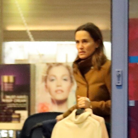 Exclusif - Pippa Middleton fait du shopping chez M&S à Londres le 12 décembre 2018.