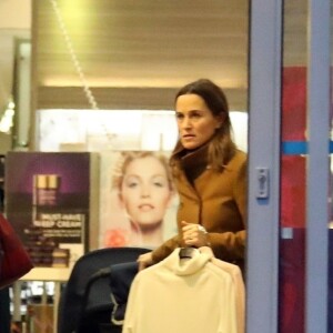 Exclusif - Pippa Middleton fait du shopping chez M&S à Londres le 12 décembre 2018.