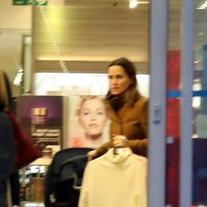 Exclusif - Pippa Middleton fait du shopping chez M&S à Londres le 12 décembre 2018.