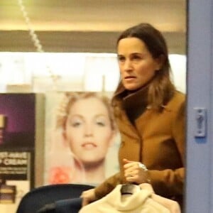 Exclusif - Pippa Middleton fait du shopping chez M&S à Londres le 12 décembre 2018.