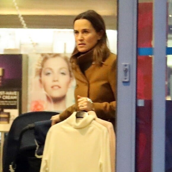 Exclusif - Pippa Middleton fait du shopping chez M&S à Londres le 12 décembre 2018.