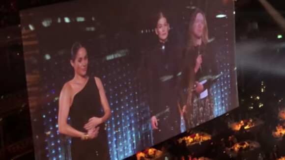 Meghan Markle surprend son amie Clare Waight Keller (Givenchy) à la soriée des Fashion Awards à Londres, le 10 décembre 2018.